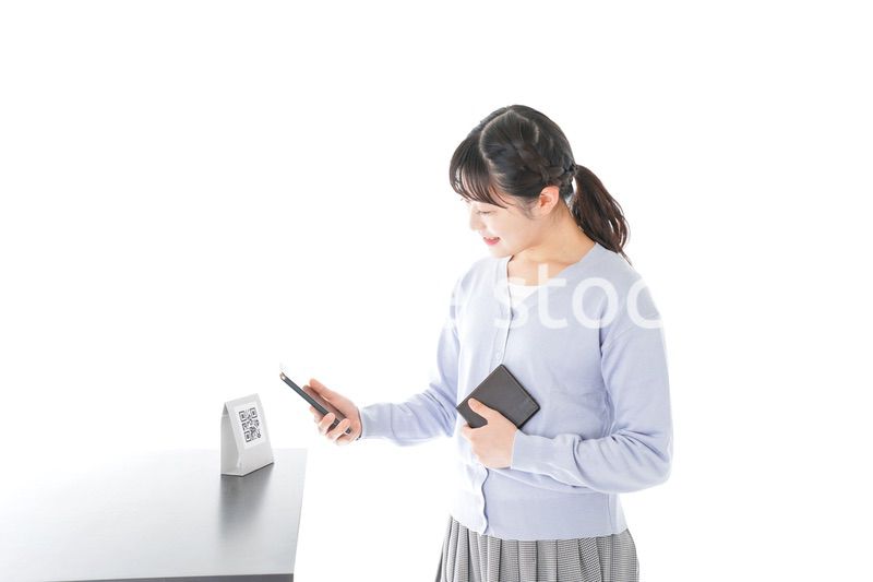 キャッシュレス決済をする若い女性