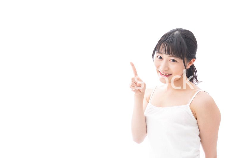 ビューティーアドバイスをする笑顔の若い女性