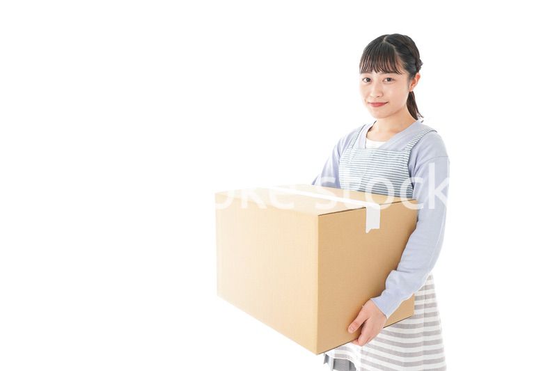 引越しをする若い女性