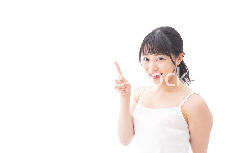 ビューティーアドバイスをする笑顔の若い女性