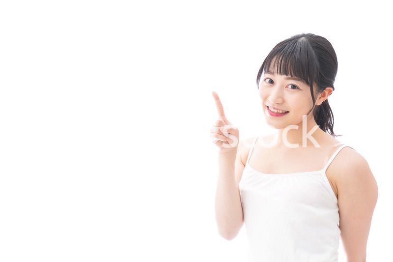 ビューティーアドバイスをする笑顔の若い女性