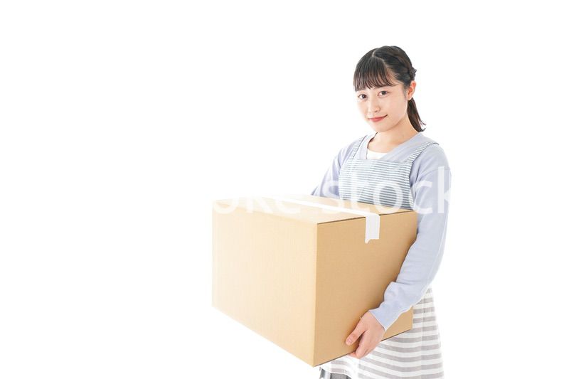 引越しをする若い女性