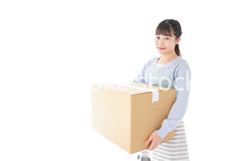 宅配便を受け取る若い主婦