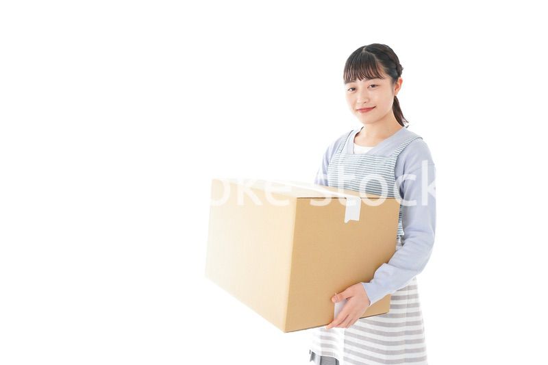 宅配便を受け取る若い主婦