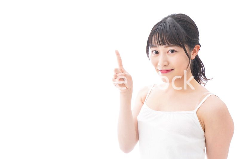 ビューティーアドバイスをする笑顔の若い女性