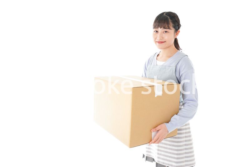 引越しをする若い女性