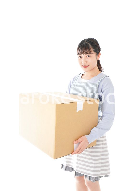 引越しをする若い女性