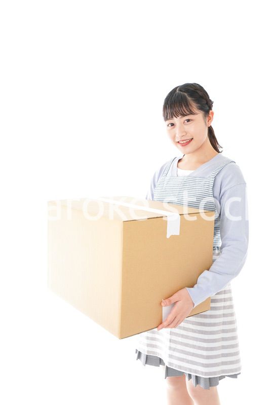 引越しをする若い女性