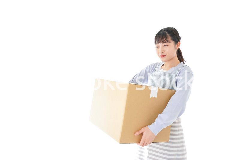 宅配便を受け取る若い主婦