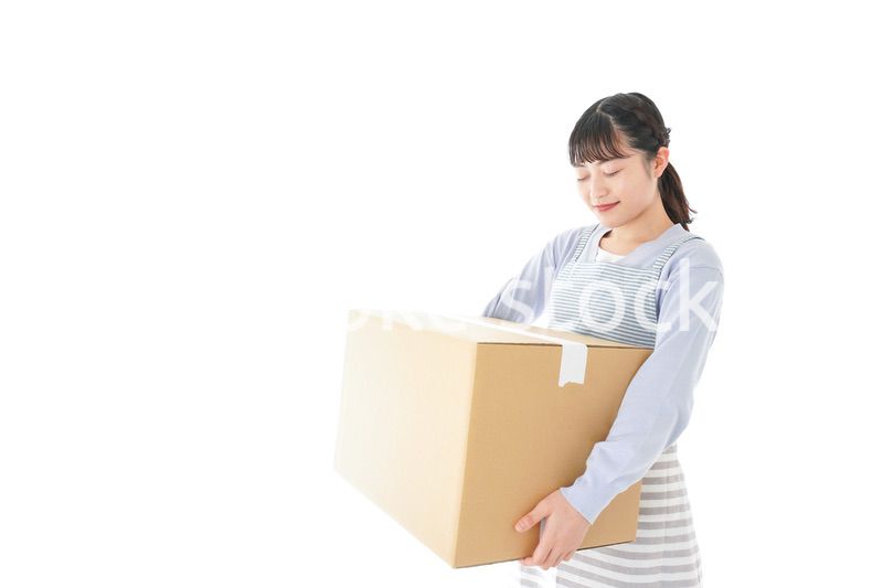 宅配便を受け取る若い主婦