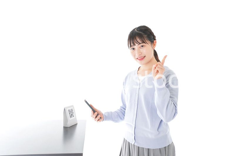 キャッシュレス決済をする若い女性