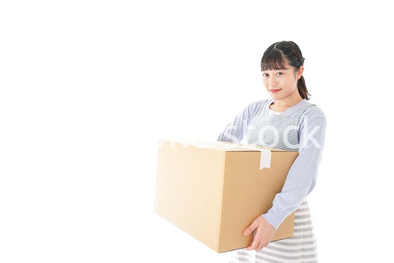 引越しをする若い女性