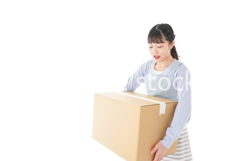 宅配便を受け取る若い主婦