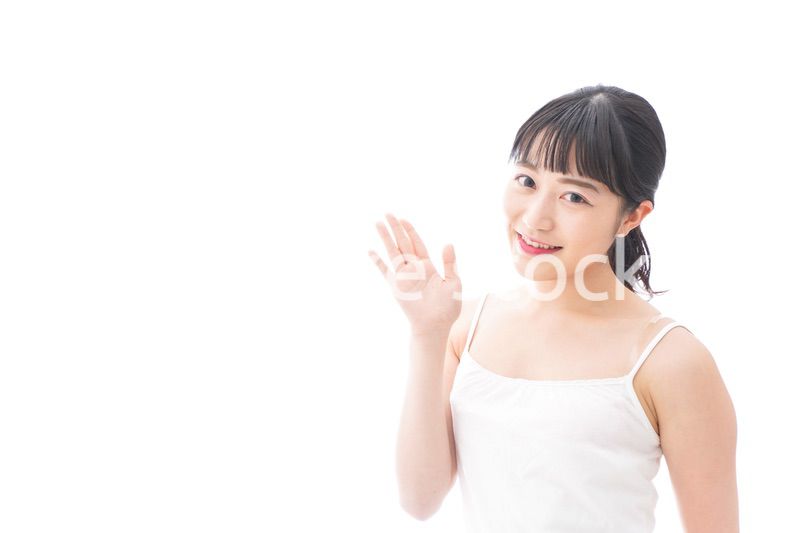 ビューティーアドバイスをする笑顔の若い女性