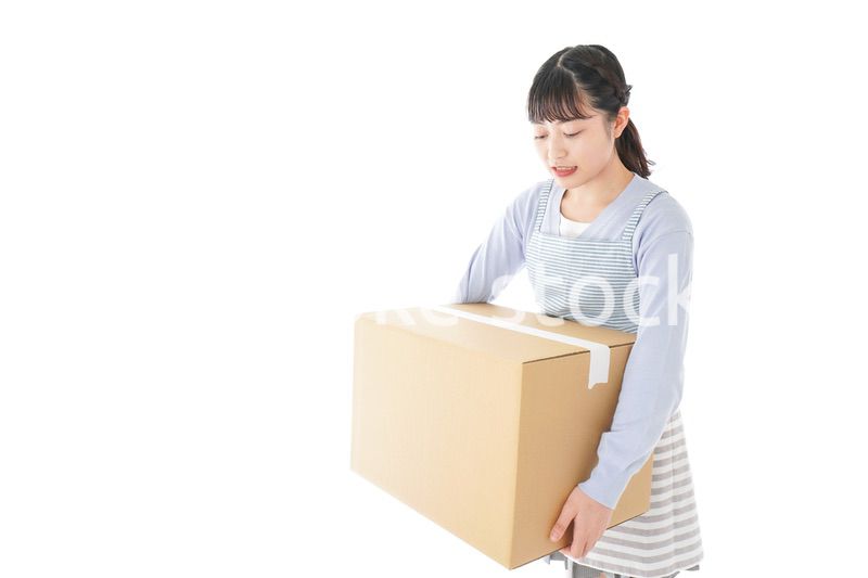 宅配便を受け取る若い主婦