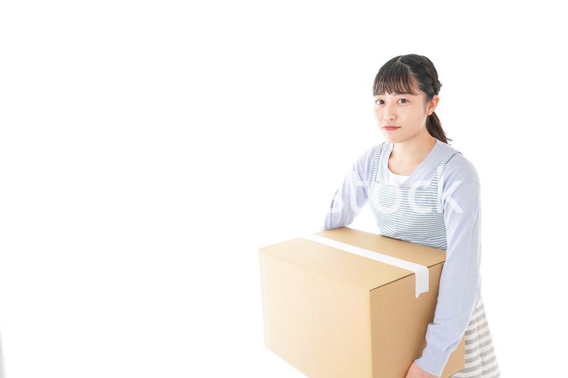 引越しをする若い女性