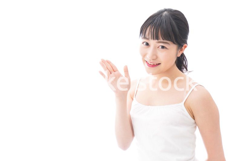 ビューティーアドバイスをする笑顔の若い女性