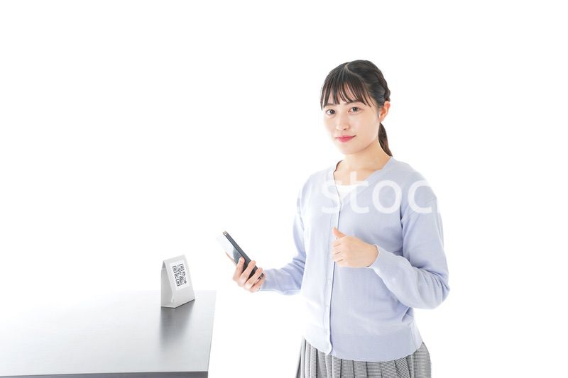 キャッシュレス決済をする若い女性