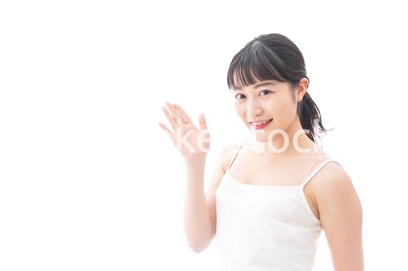 ビューティーアドバイスをする笑顔の若い女性