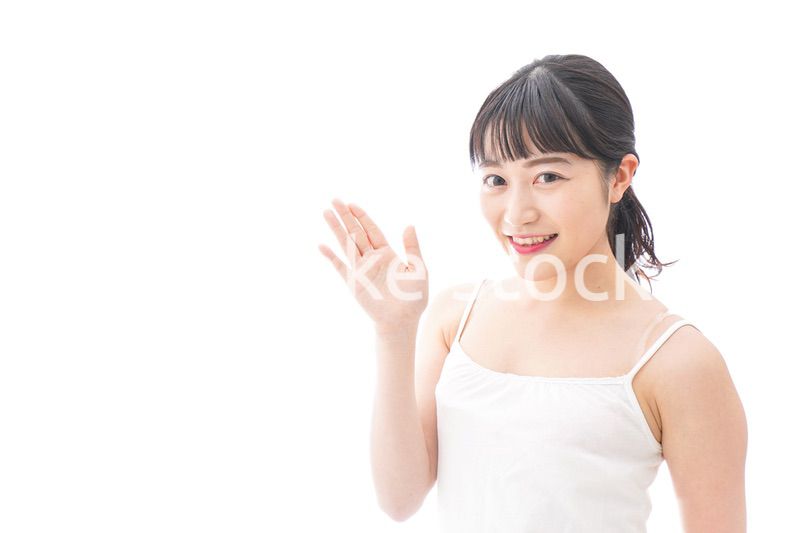 スキンケア・メイクをする若い女性