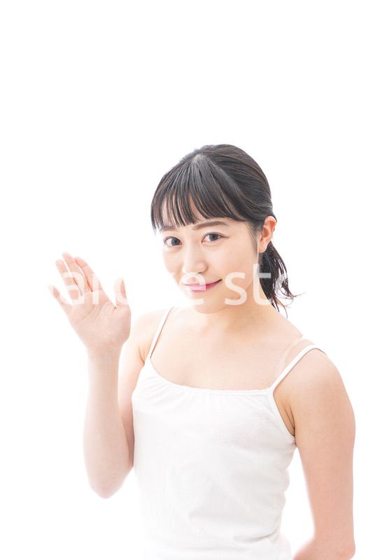 スキンケア・メイクをする若い女性