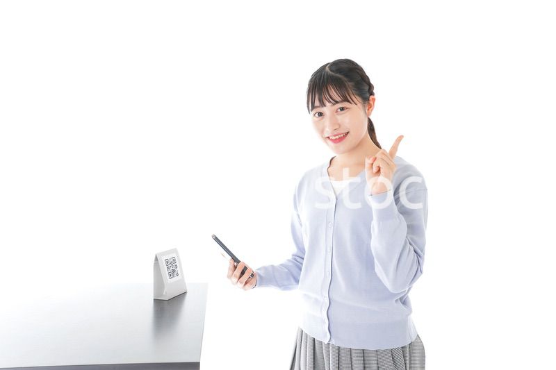 キャッシュレス決済をする若い女性