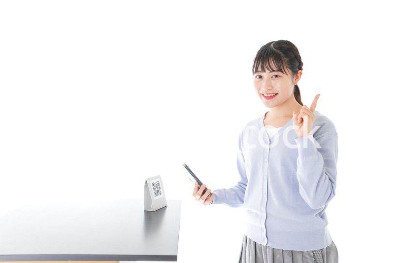 キャッシュレス決済をする若い女性