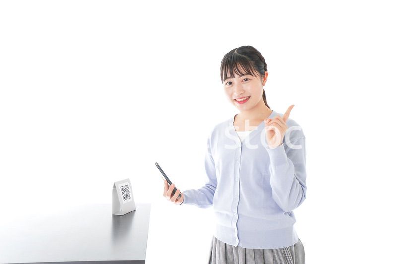 キャッシュレス決済をする若い女性