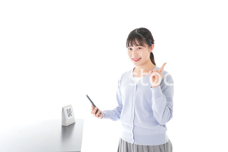 キャッシュレス決済をする若い女性