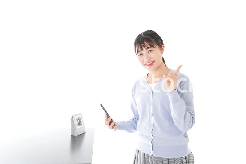 キャッシュレス決済をする若い女性