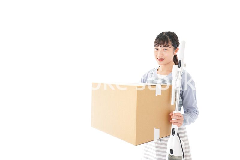 引越しをする若い女性