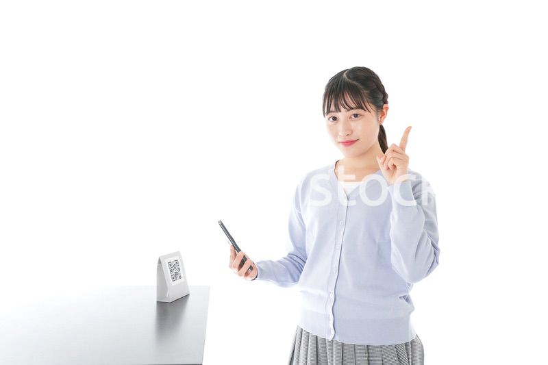 キャッシュレス決済をする若い女性