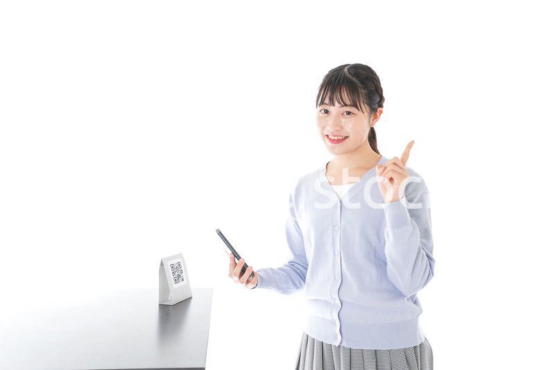 QRコード決済をする若い女性