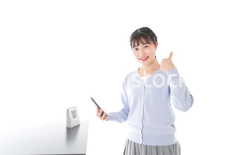 キャッシュレス決済をする若い女性