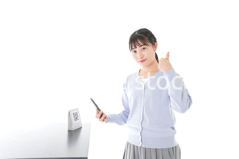 キャッシュレス決済をする若い女性