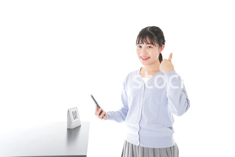 キャッシュレス決済をする若い女性