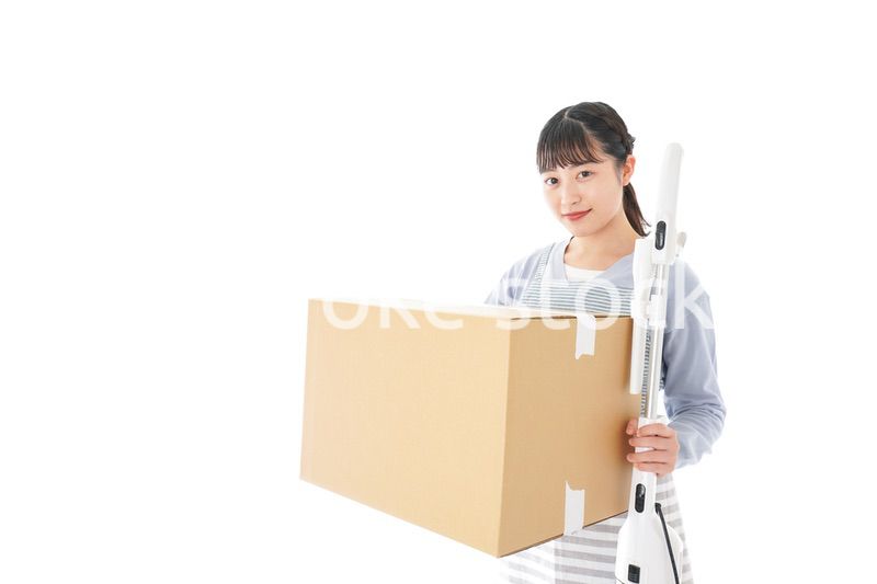 引っ越しをする若い女性