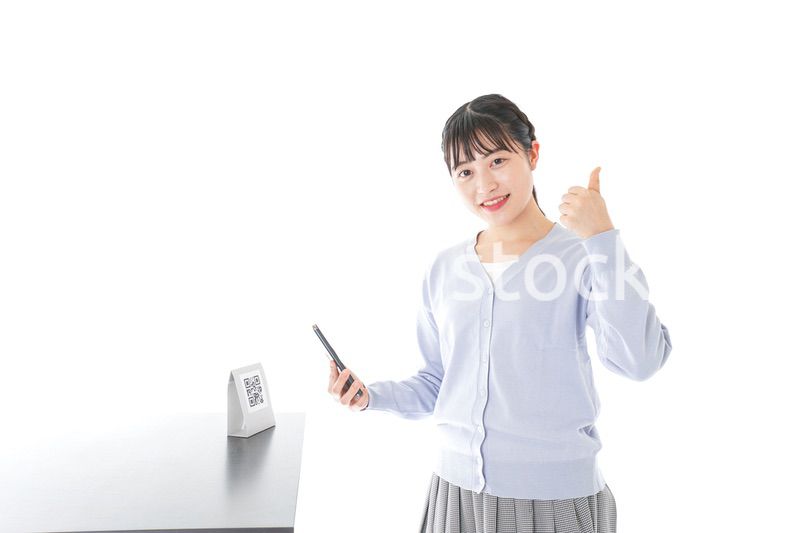 QRコード決済をする若い女性