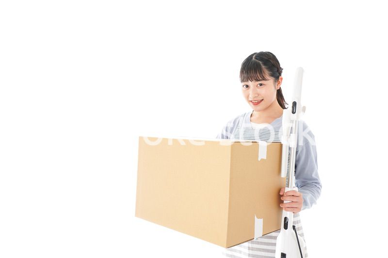 引越しをする若い女性