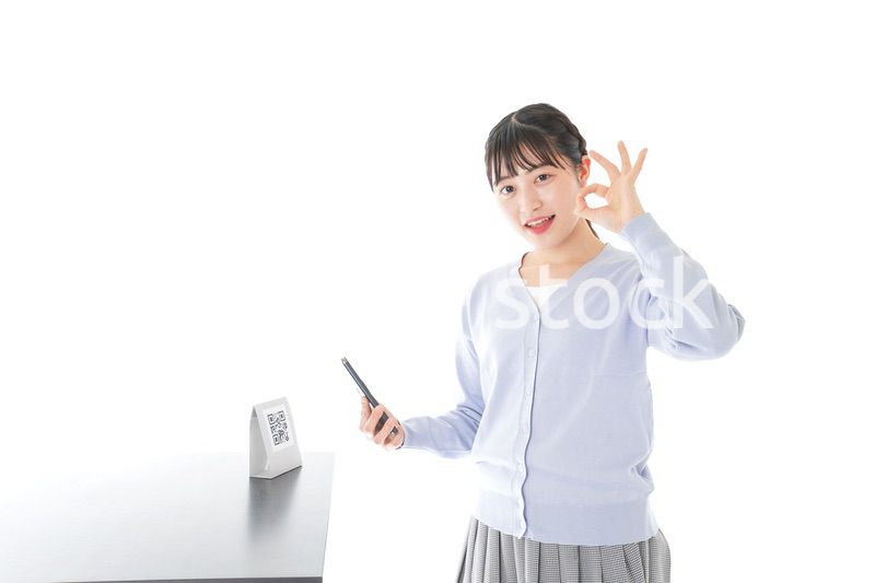 キャッシュレス決済をする若い女性