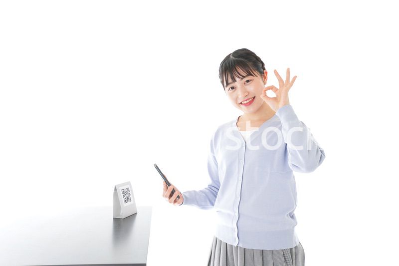 キャッシュレス決済をする若い女性