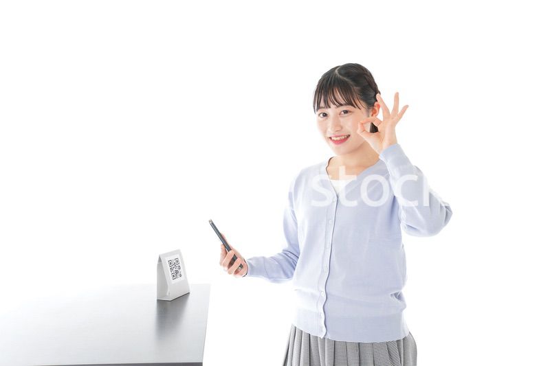 キャッシュレス決済をする若い女性