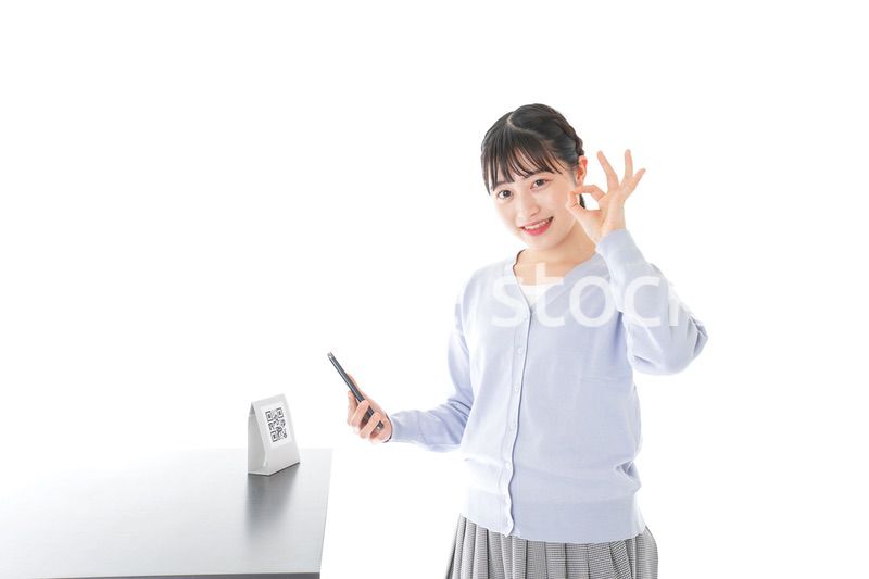 キャッシュレス決済をする若い女性