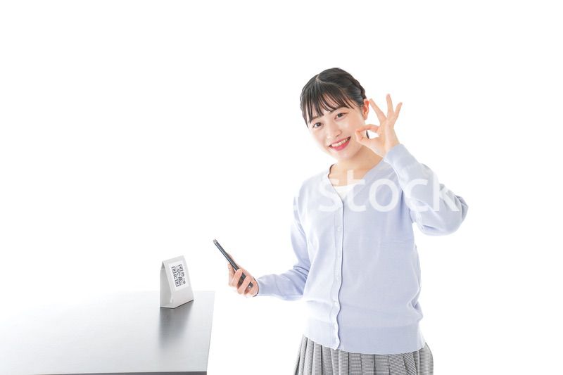 キャッシュレス決済をする若い女性