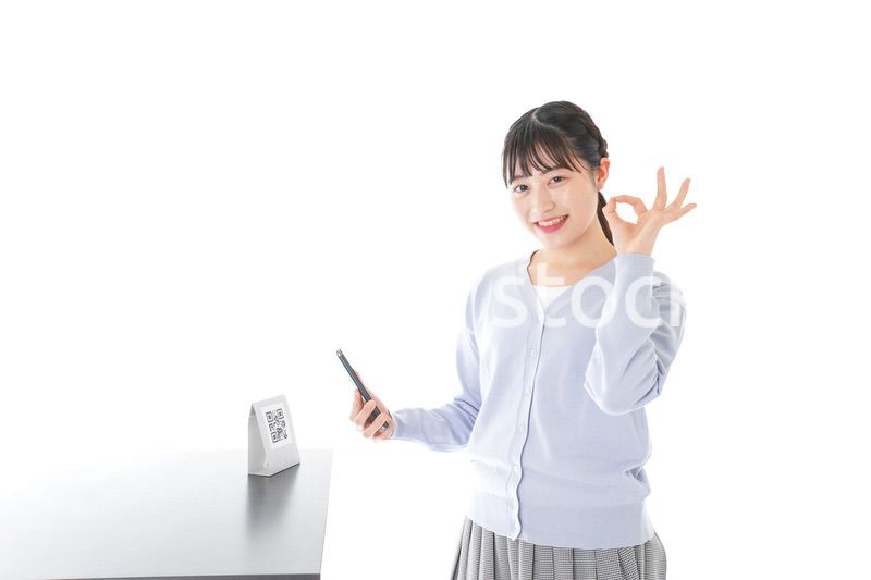 キャッシュレス決済をする若い女性