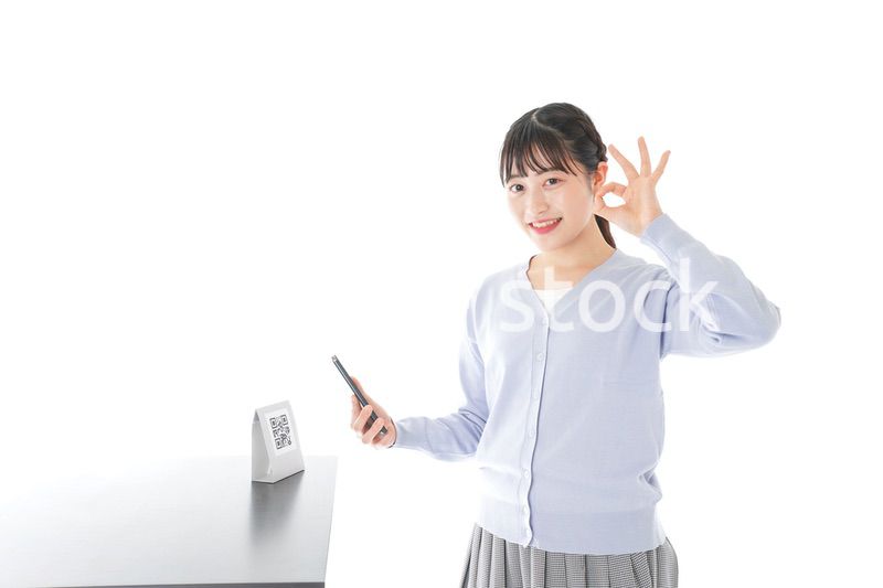 キャッシュレス決済をする若い女性