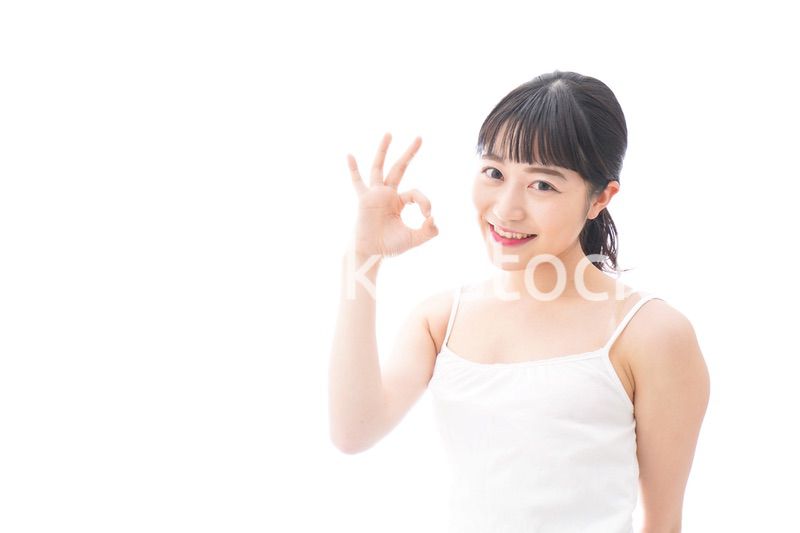OKサインをするをする笑顔の若い女性