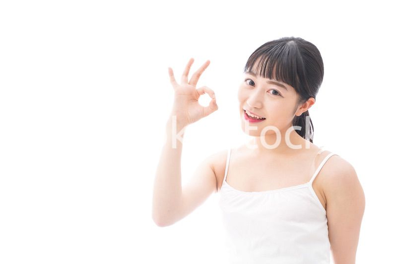 OKサインをするをする笑顔の若い女性