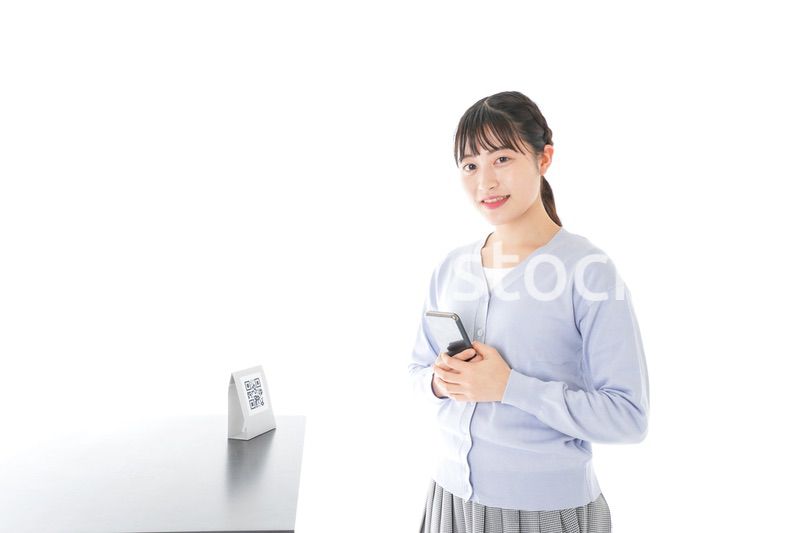 キャッシュレス決済をする若い女性