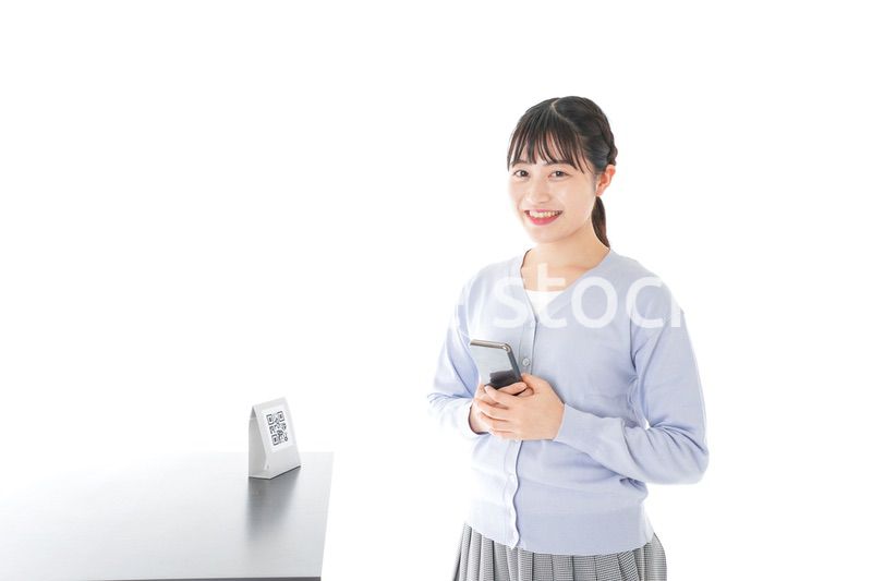 キャッシュレス決済をする若い女性